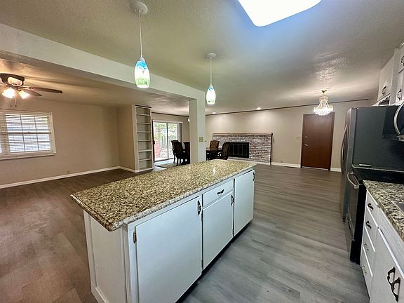 4th image of 2125 Edgemont Dr
