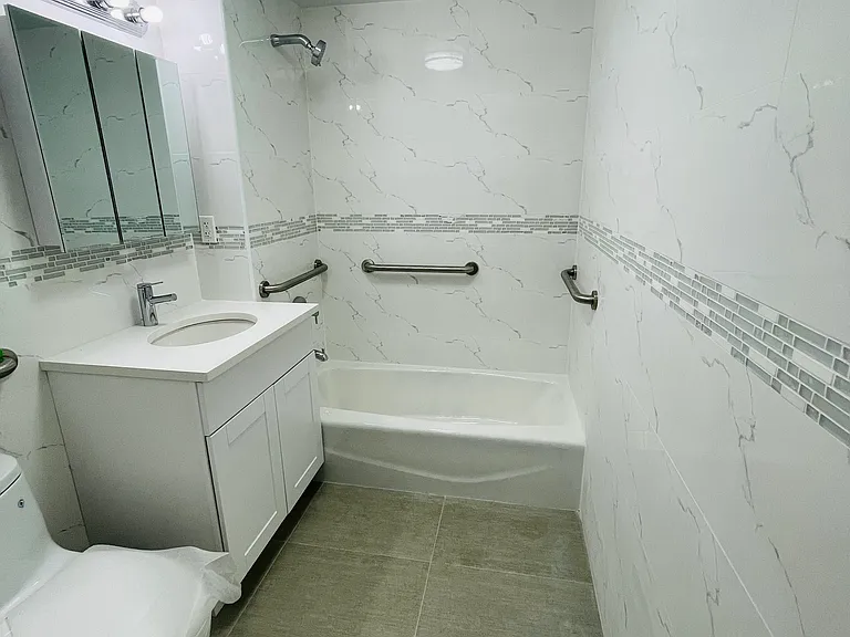 4229 Parsons Blvd #3 — Photo 4