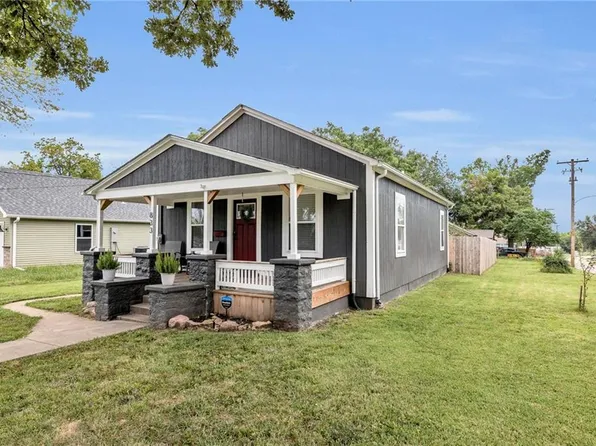 833 Pacific Ave, Osawatomie, KS 66064