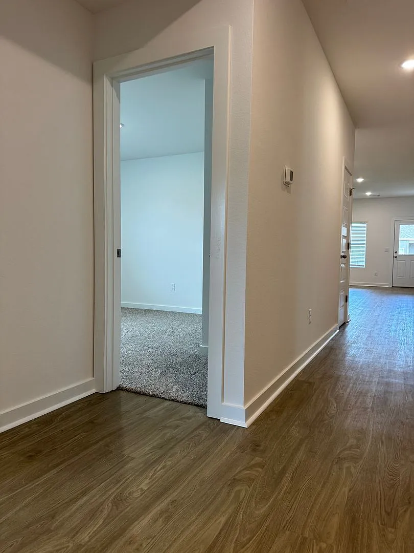 4 bed, 2.0 bath, 1884 sqft, $2,400 — Photo 2