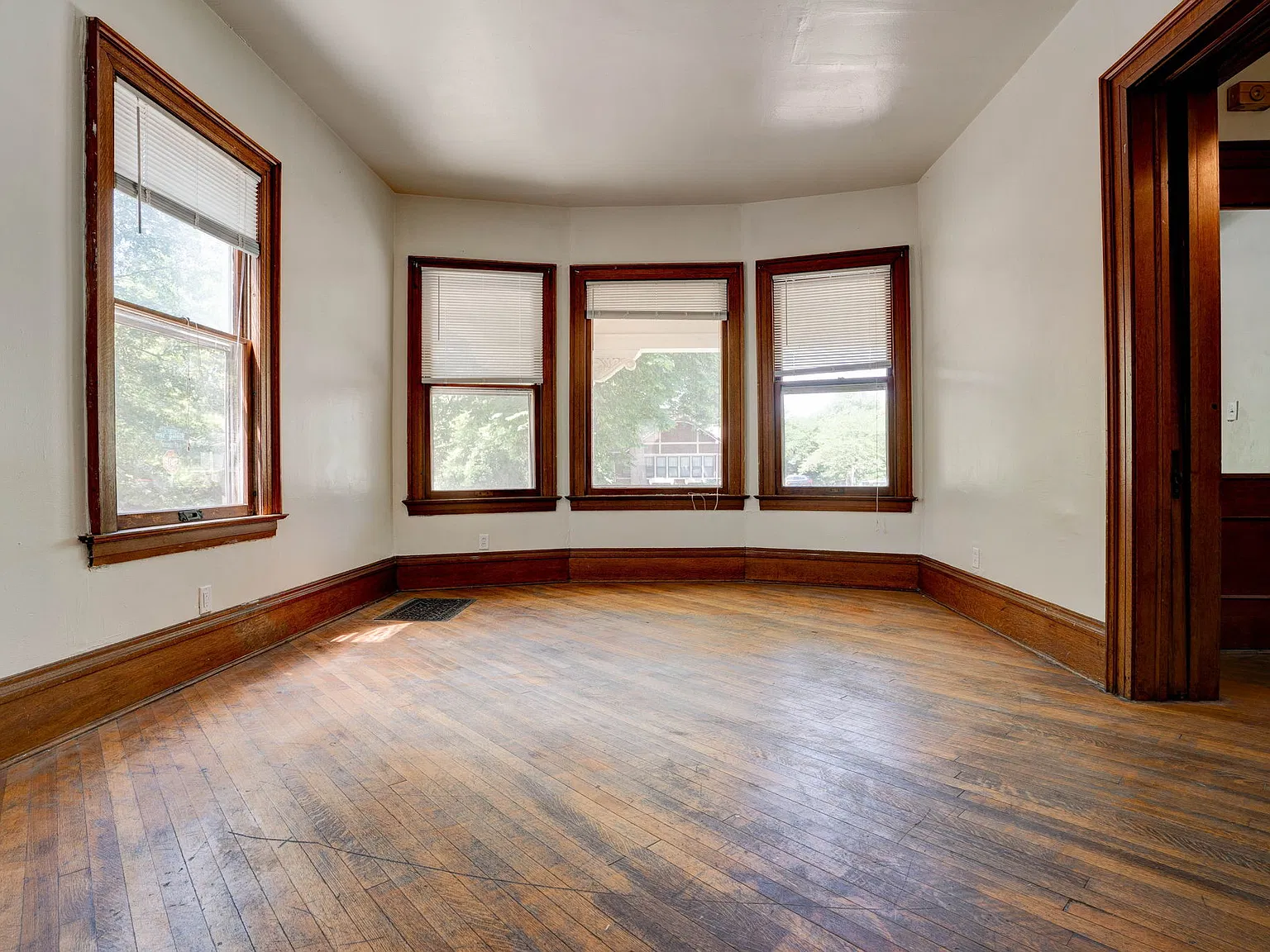 8 bed, $4,600 — Photo 4
