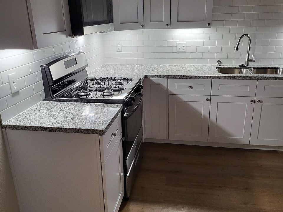 Under cabinet lighting in kitchen