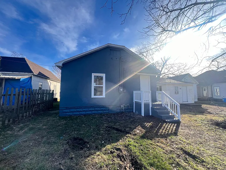 209 W College St — Photo 5