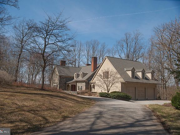 3rd image of 815 Starvegut Ln