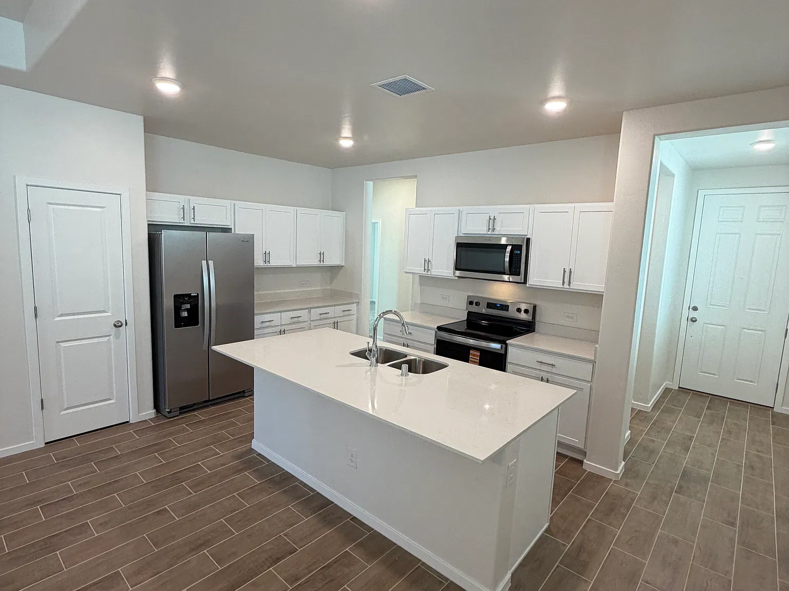 3 bed, 2.5 bath, 1700 sqft, $2,050 — Photo 4