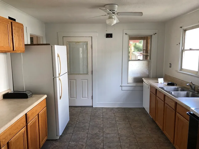2 bed, 2.0 bath, 1054 sqft, $2,050 — Photo 2