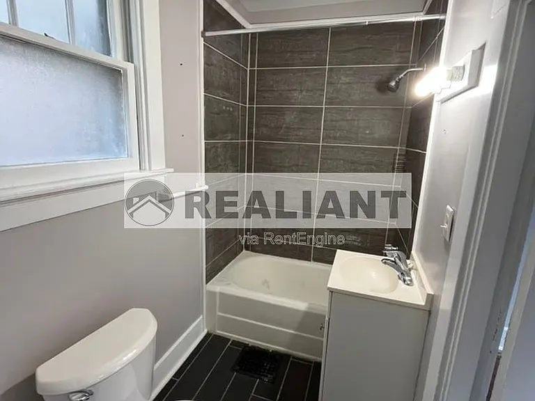 622 W 12th St #1 — Photo 7