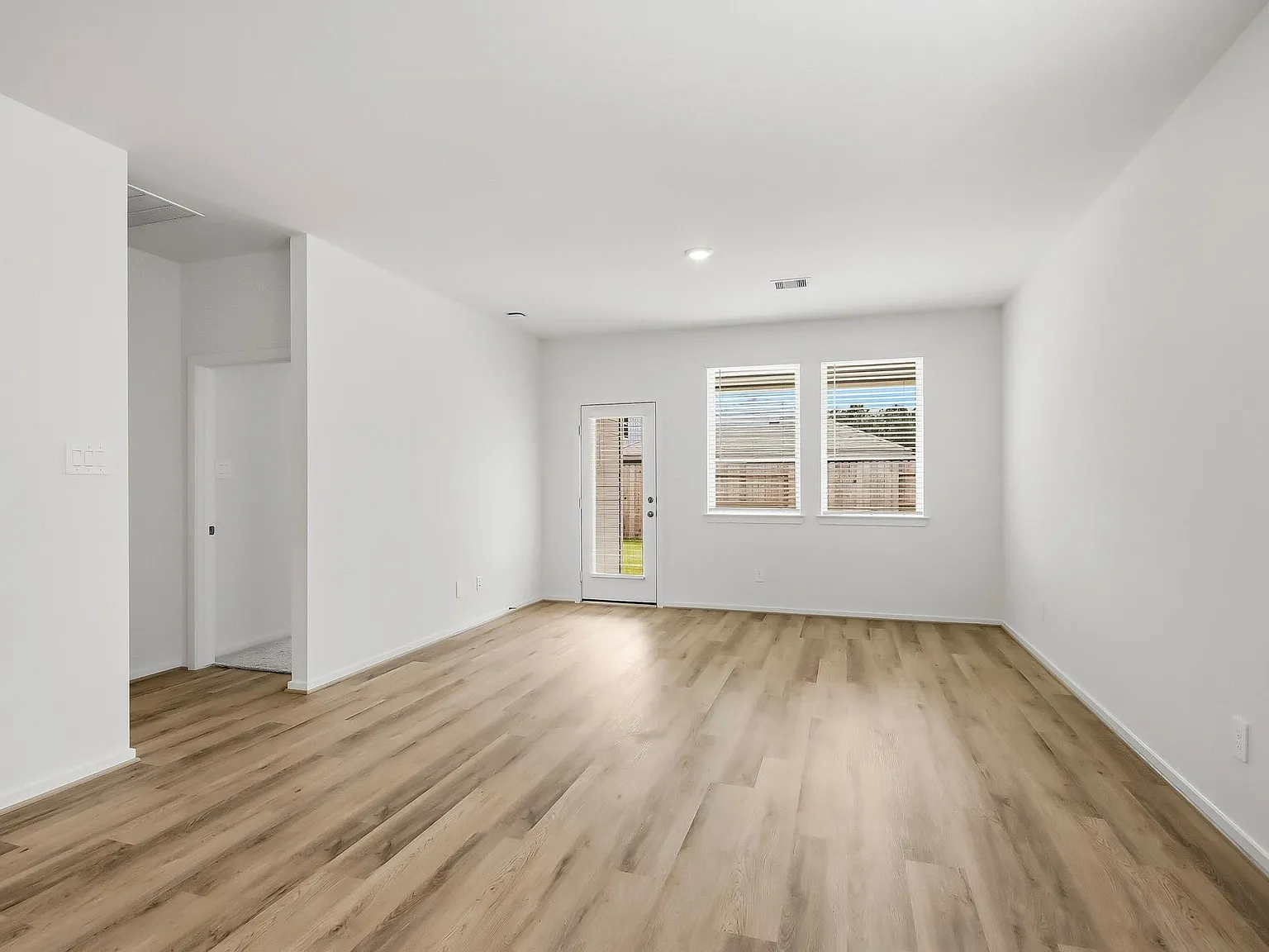 3 bed, 2.0 bath, 1426 sqft, $1,950 — Photo 4