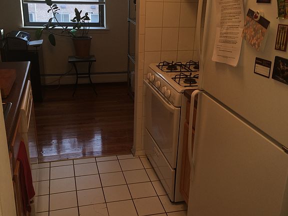 2nd image of 525 W Oakdale Ave