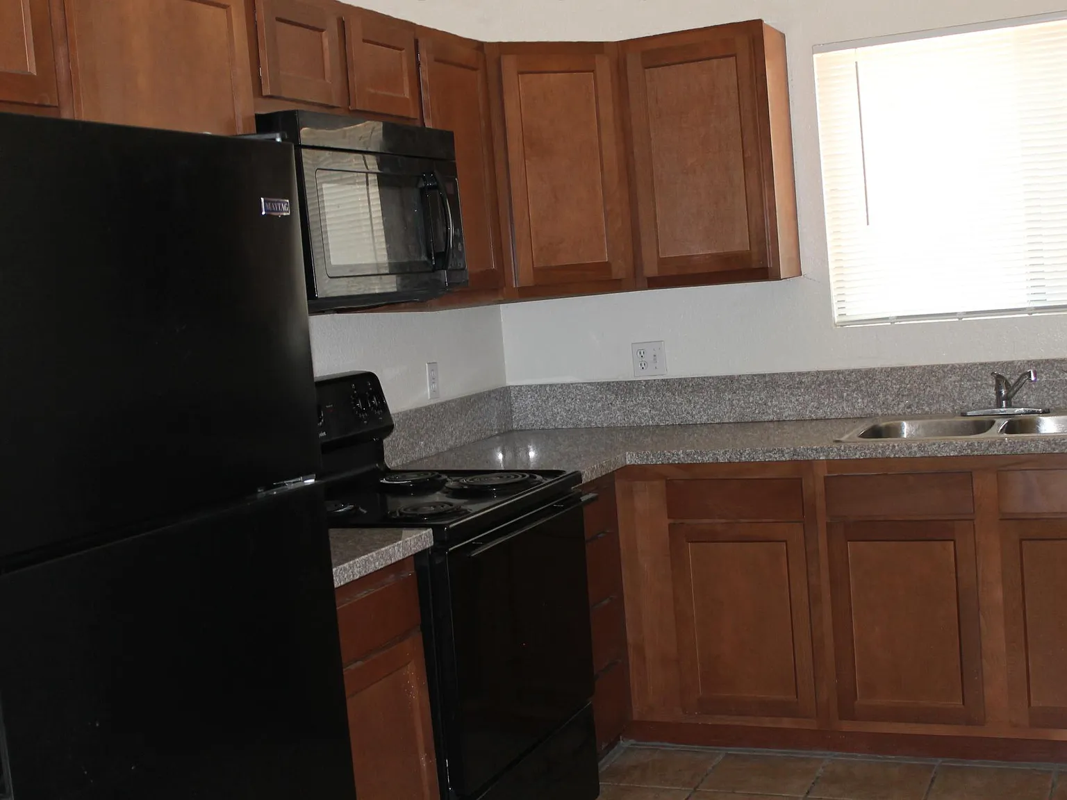 1327 N Park Ave — Photo 2