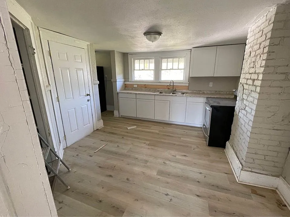 211 Oakwood Street - B — Photo 2