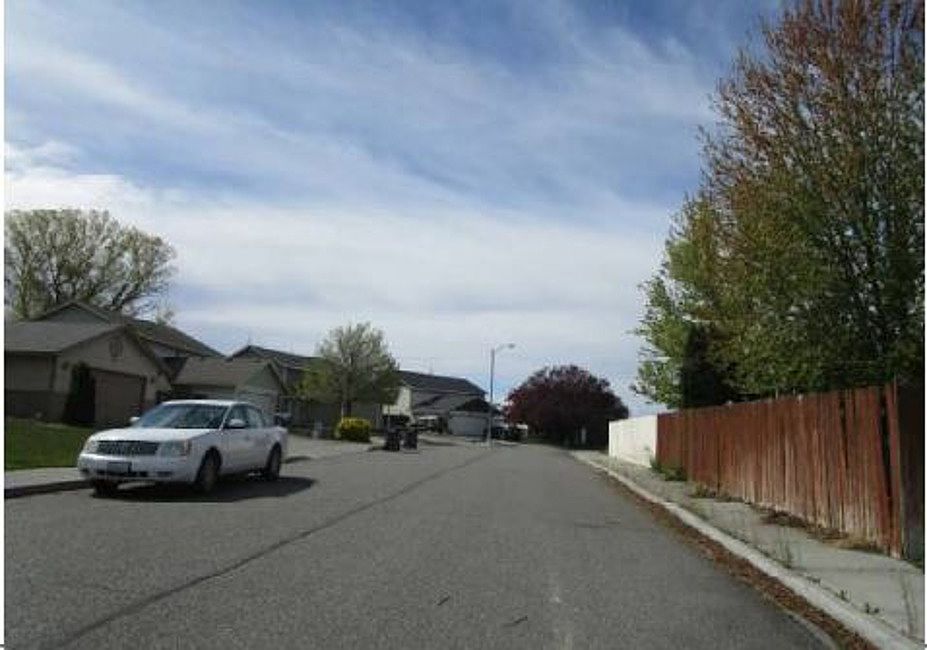 Exterior Neighborhood (street photo)