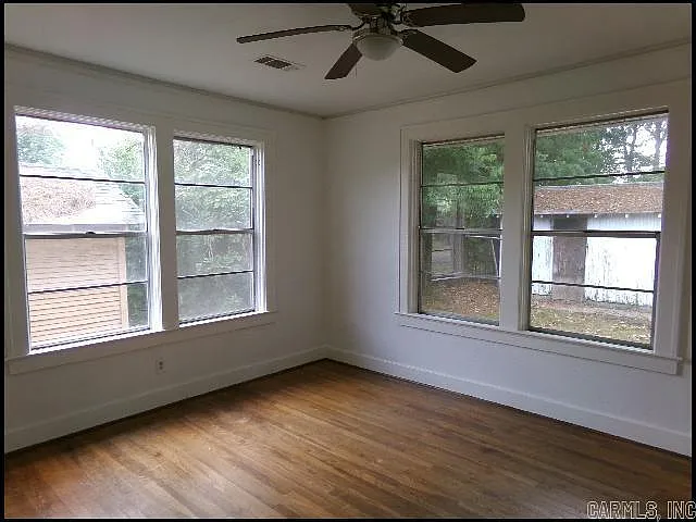 2021 N Poplar St — Photo 10