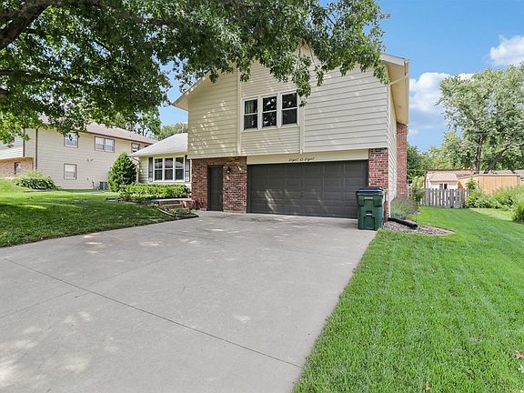 3rd image of 808 W 27th Ter