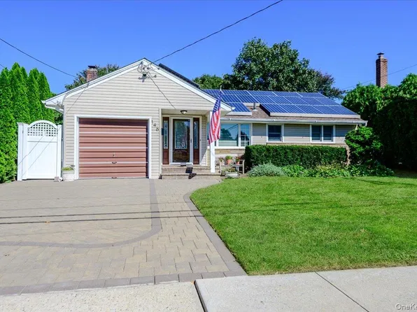 146 Saint Marks Pl, Massapequa, NY 11758