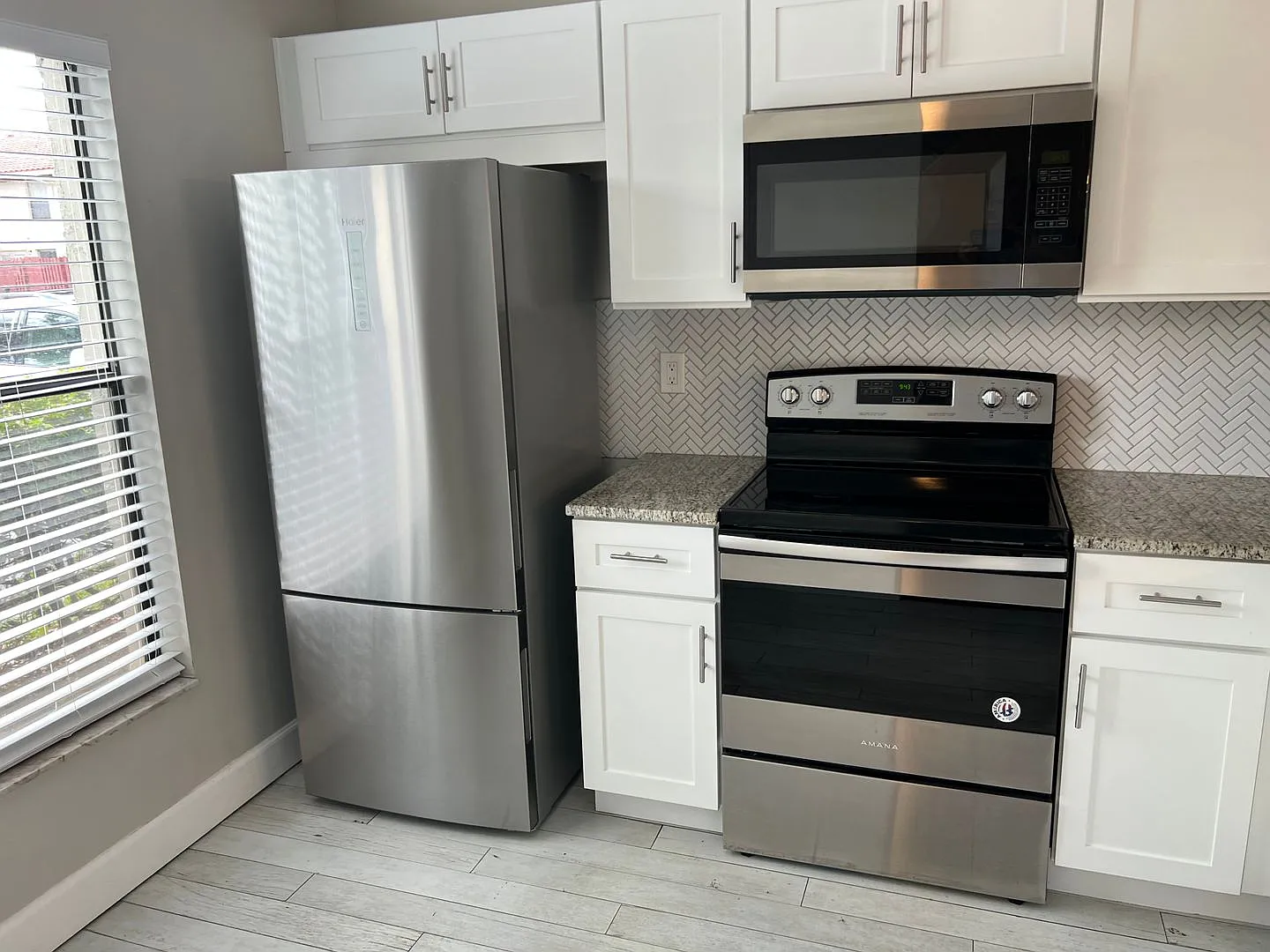 2 Bedroom 2 Bath - Beautiful Corner Townhome W. Hardwood Floors. NO PETS. — Photo 4