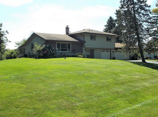 18055 W Hilltop Dr, New Berlin, WI 53146