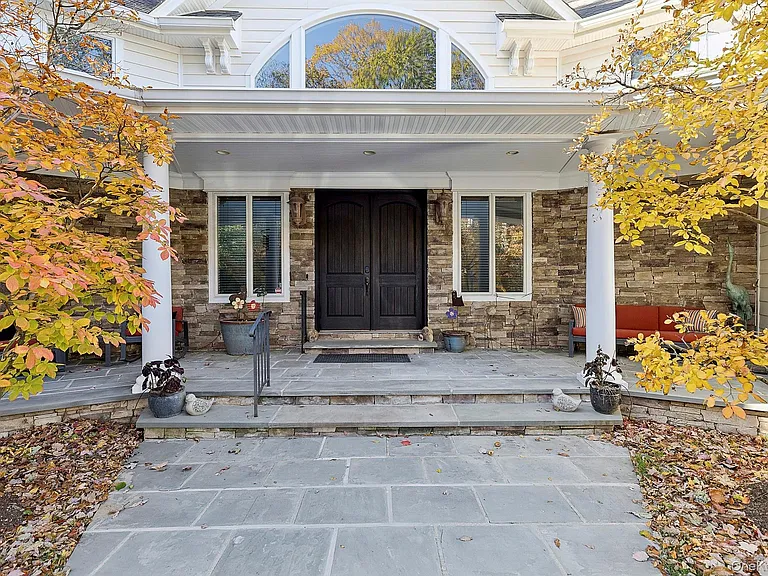 144 Round Swamp Rd — Photo 7