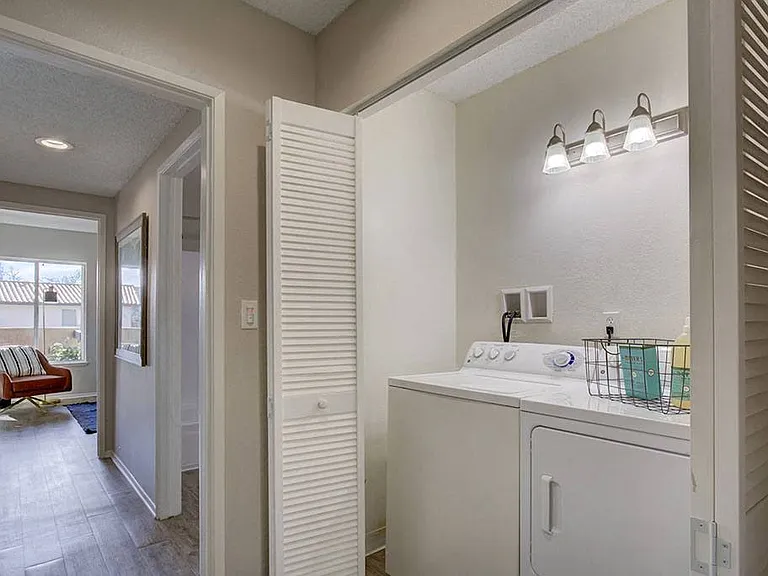 491 W Gainsborough Rd — Photo 10