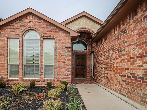 2nd image of 3221 Royal Ct