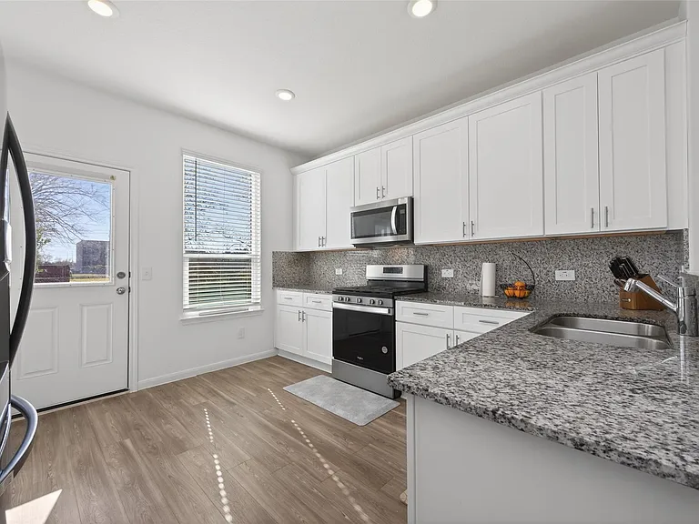 7326 Madison Commons Ln — Photo 11