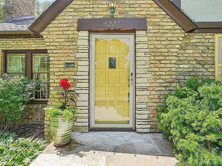 4227 York Ave N — Photo 3