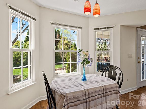 5th image of 307 Roxbury Pl