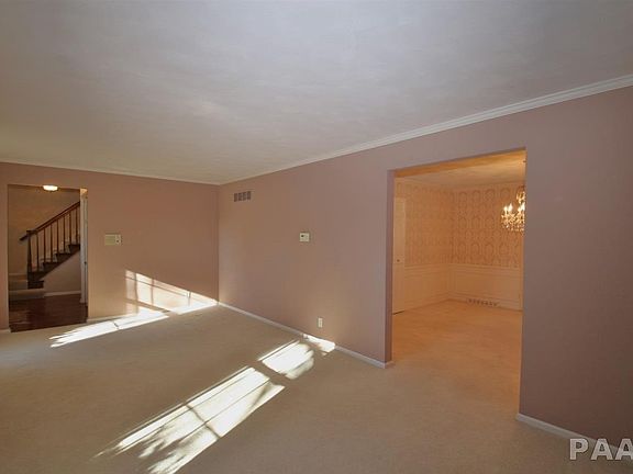 3rd image of 421 W Greenway Pl