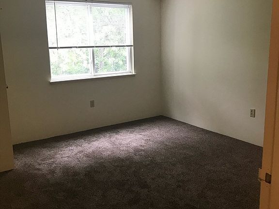 4th image of 6 Post Oak Ln APT 8