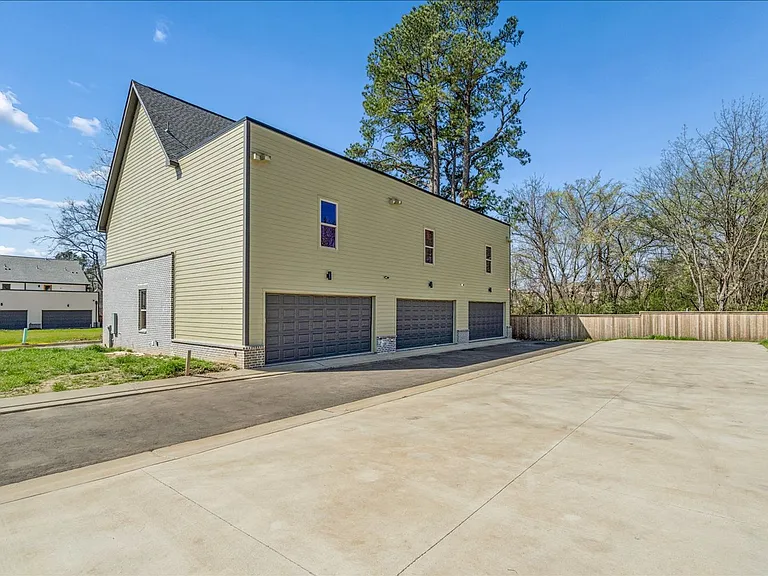 5496 End Village Dr E — Photo 3
