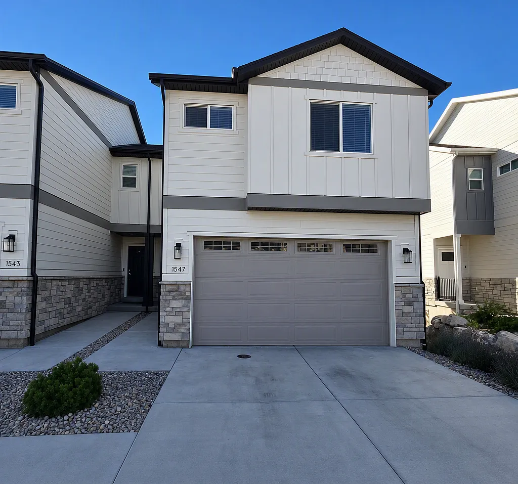 3 bed, 2.5 bath, 1600 sqft, $2,100 — Photo 1