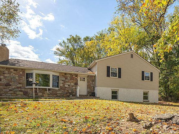 2nd image of 276 Oak Ln