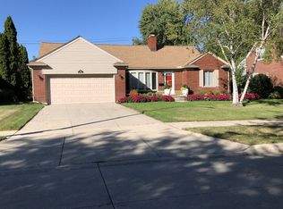 1160 N Renaud Rd, Grosse Pointe Woods, MI 48236