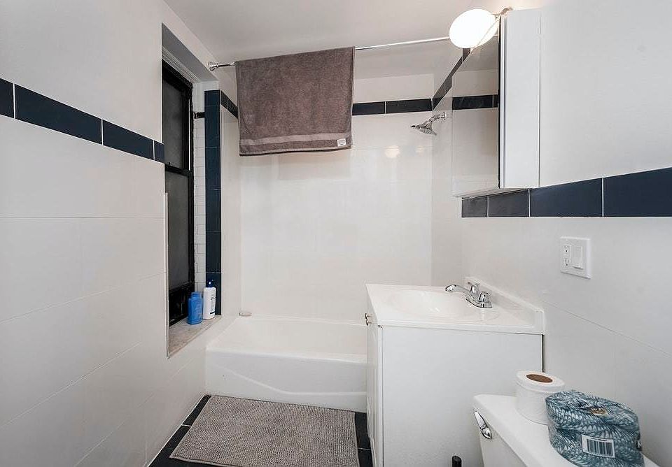 1st image of 41 E 41st St #44