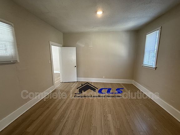 4th image of 2132 Blaine Ave