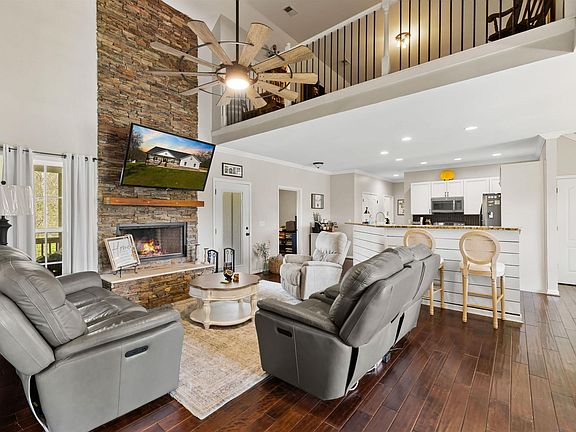 3rd image of 115 Holt Dr