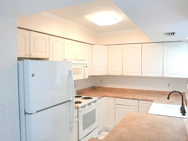 2112 S Cypress Bend Dr #404 — Photo 7