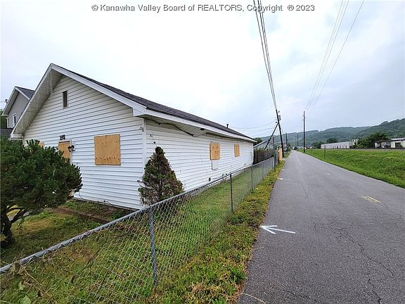 3rd image of 215 29th St W