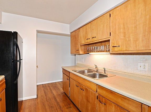 5th image of 18W023 Standish Ln