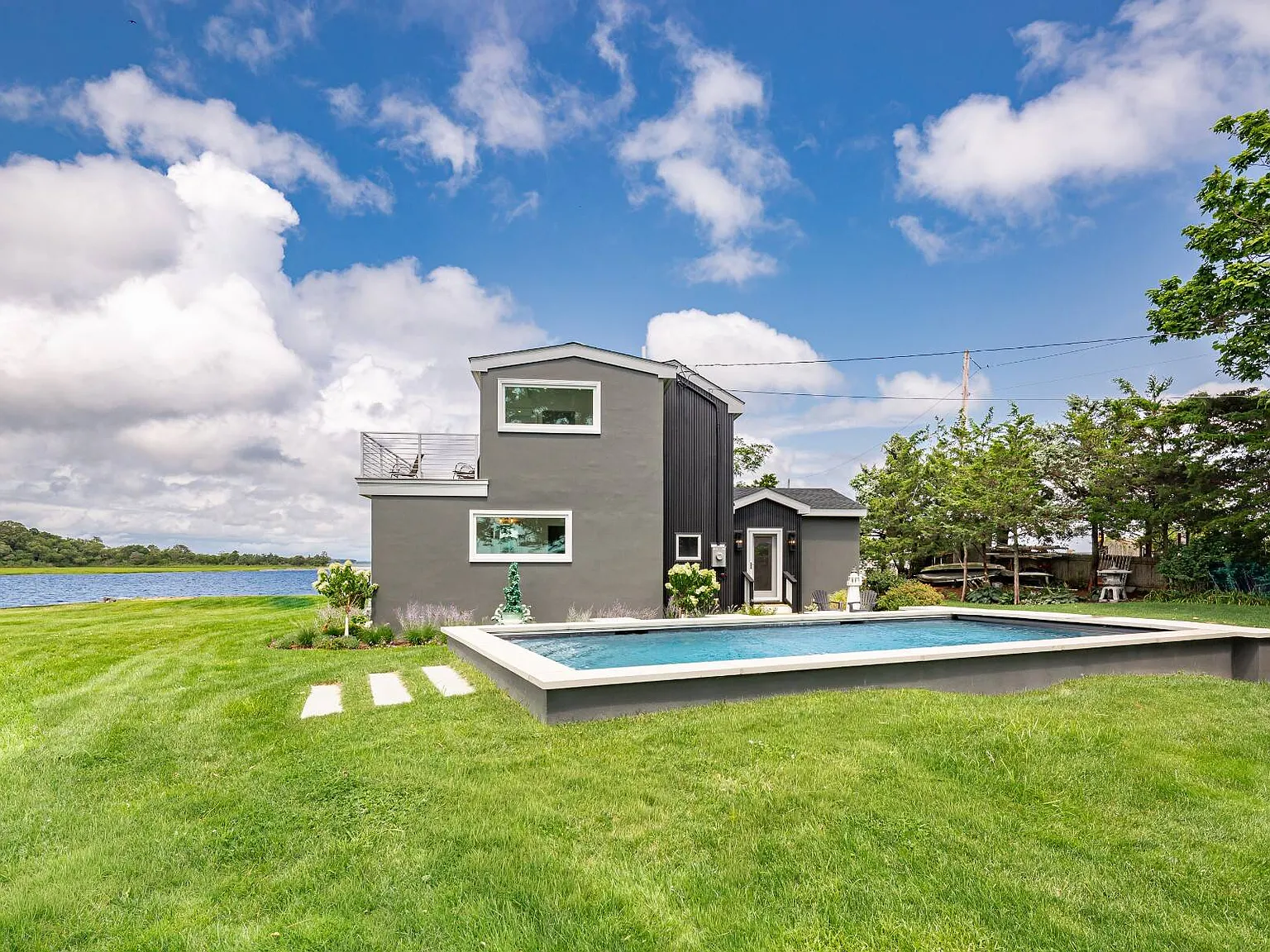 Waterfront Compound with Pool & Beach Access — Photo 4