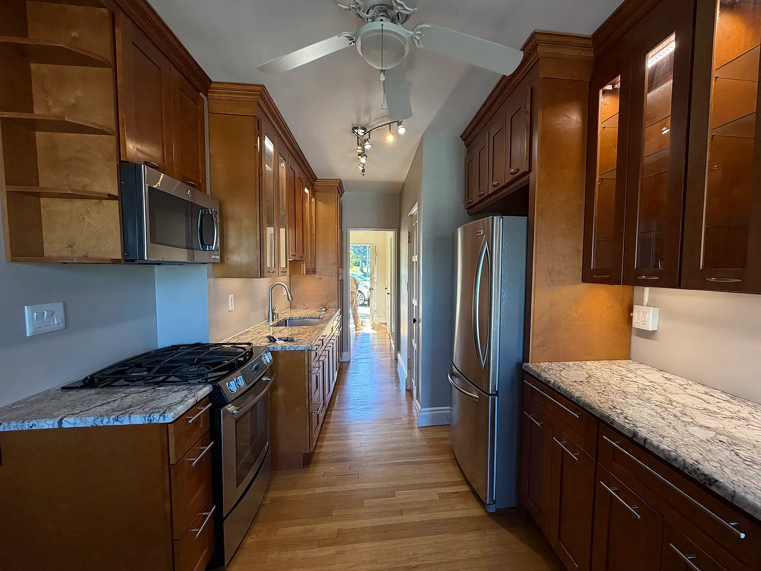 3 bed, 1.5 bath, 1496 sqft, $2,400 — Photo 2