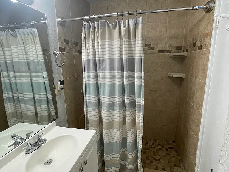 E Hutchins Pl — Photo 11