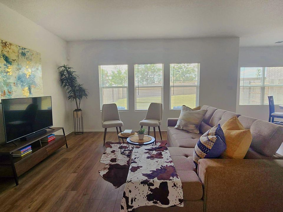 Sink into the sumptuous couch for supreme comfort and enjoy the latest movies on the smart TV, all in a cozy decorated setting.