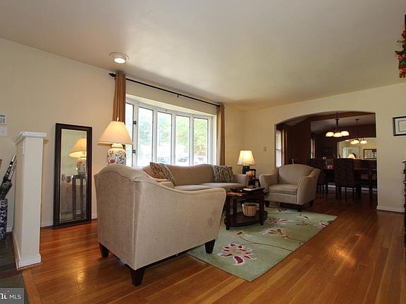3rd image of 2121 Fernglen Way