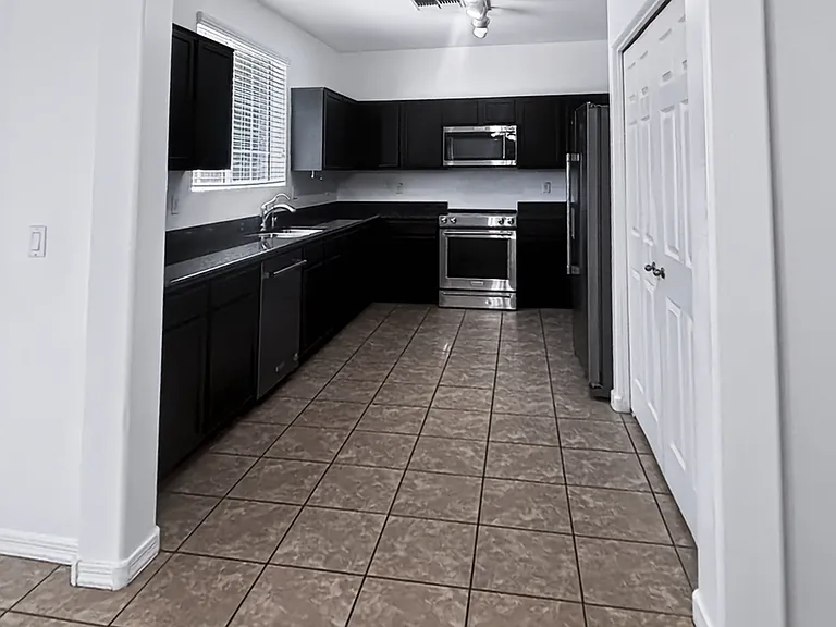 7516 S 27th Pl — Photo 5