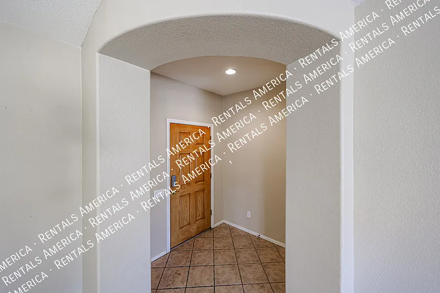 Gated Community! 3 bed 2 bath in Chandler — Photo 4