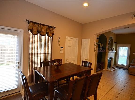 5th image of 6327 Cameron Cove Ln