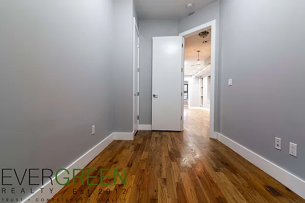 Rented by Evergreen Apartments BK | media 40