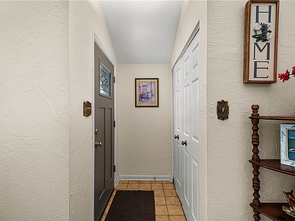 3rd image of 212 Queens Ct