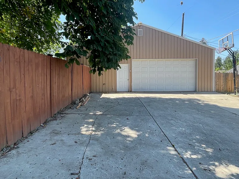 1427 E 16th Ave — Photo 18